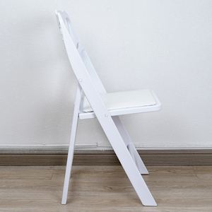 Chaise pliante blanche Napoléon pour événements de mariage avec assise à lattes, chaise de fête en résine PP imperméable et empilable - Product Image 4