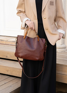 Sac à main minimaliste vintage en cuir véritable, imperméable, grande capacité, convertible multi-positions, avec une seule bandoulière et doublure en polyester - Product Image 3