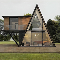 Maison préfabriquée A-Frame Villas triangulaires double couche avec balcon modulaire de luxe avec terrasses pour hôtels Maison préfabriquée