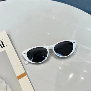 Lunettes de soleil œil de chat rétro tendance pour femmes, protection UV400, monture TR900 polarisée, rivets à pois, lunettes de soleil à la mode, type 3 - Product Image 1