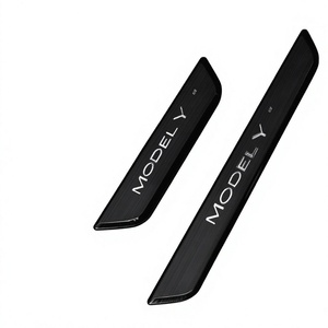 แถบกันรอยขอบประตูแบบ LED สำหรับ Tesla Model Y ทำจากสแตนเลส ติดตั้งง่ายแบบไร้สาย - Product Image 1