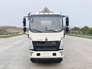 Camion <span class=keywords><strong>citerne</strong></span> HOWO <span class=keywords><strong>5000</strong></span> litres 4*2 Mini camion <span class=keywords><strong>citerne</strong></span> à carburant à vendre - Product Image 2