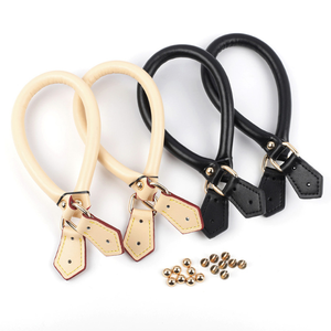 Poignée <span class=keywords><strong>de</strong></span> <span class=keywords><strong>sac</strong></span> en cuir pleine fleur <span class=keywords><strong>avec</strong></span> <span class=keywords><strong>rivets</strong></span> - 40 cm, remplacement <span class=keywords><strong>de</strong></span> poignée <span class=keywords><strong>de</strong></span> <span class=keywords><strong>sac</strong></span> à main DIY pour sacs artisanaux - Product Image 1