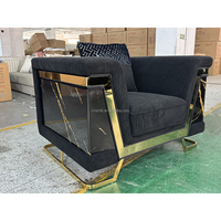 Canapé carré haut de gamme sur mesure en velours noir, base en acier inoxydable doré, panneau latéral à motif marbre, salon de luxe