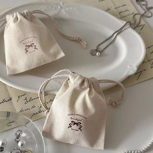 Pochette à bijoux en coton mousseline personnalisée avec logo, sacs en toile à cordon, sacs cadeaux réutilisables écologiques - Product Image 5