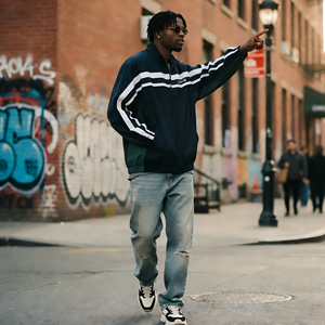 Veste streetwear style New York personnalisée ODM pour hommes et femmes, coupe-vent léger à col montant rayé et color block, style bomber. - Product Image 3