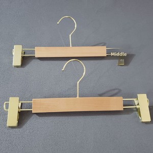 Cintres en <span class=keywords><strong>bois</strong></span> pour hôtel, imitation or, avec crochets, porte-pantalon, étendoir à <span class=keywords><strong>sous</strong></span>-vêtements, pinces antidérapantes pour magasin <span class=keywords><strong>de</strong></span> vêtements <span class=keywords><strong>de</strong></span> luxe - Product Image 4