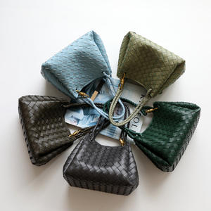 Sac parachute de style Shu Qi, petit sac à main en cuir de vachette tressé, nouvelle collection, avec boucle métallique, sac fourre-tout, sac à bandoulière, sac à main pour femme, fermeture ouverte - Product Image 3