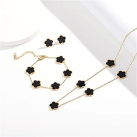 Populaire Fleur Charme Collier Bracelet Boucle D'oreille Ensemble En Acier Inoxydable 18k Blanc Shell Vert Noir Rouge Cinq Feuilles Trèfle Collier