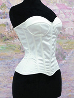 Corset pur sans bretelles en satin lisse, coupe cœur, avec baleines pour sculpter la taille, idéal pour mariages et soirées