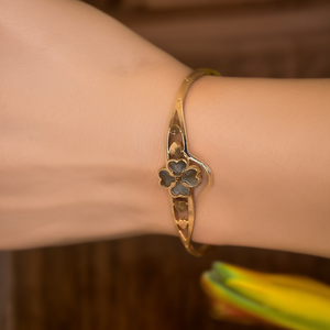 กำไลข้อมือแฟชั่น สแตนเลสสตีล 316L ชุบทอง PVD ดีไซน์ใบโคลเวอร์สี่แฉก เครื่องประดับสำหรับผู้หญิง - Product Image 3