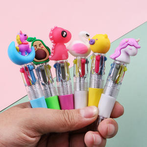 प्लास्टिक कार्टून प्यारा रचनात्मक गुड़िया आकार बॉलपॉइंट पेन 4 रंग बहु-रंगीन स्याही बच्चों पोर्टेबल पुरस्कार पेन - Product Image 4