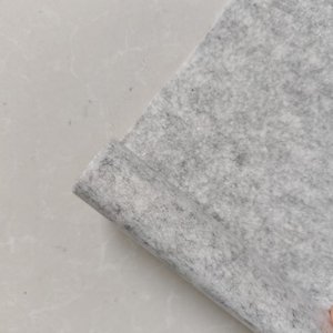 <span class=keywords><strong>Feutre</strong></span> <span class=keywords><strong>anti</strong></span>-condensation laminé PE 0,7 mm, <span class=keywords><strong>feutre</strong></span> aiguilleté en polyester absorbant l'humidité et ignifuge pour toitures métalliques Al-Mg-Mn - Product Image 1