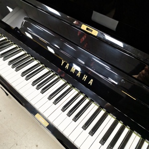 Piano droit U1A japonais reconditionné, années 1980, tous composants d'origine, idéal pour l'enseignement musical - Product Image 4