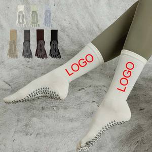 Campione gratuito all'ingrosso Design personalizzato Yoga Mid-tube calzini traspiranti punta cinque dita antiscivolo sport Grip calzini Pilates - Product Image 1
