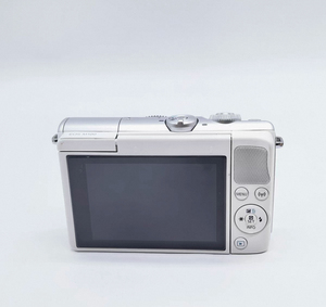 Seulement 266 g — le hybride APS-C le plus léger — + 24,2 MP, le M100 est un appareil photo de poche qui offre une qualité d'image exceptionnelle ! - Product Image 2