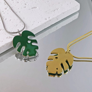 สร้อยคอจี้รูปใบไม้สีเขียวสแตนเลสสตีล ดีไซน์พืชพรรณ แฟชั่นลำลองสำหรับทุกเพศ ชุบทอง 18K สายยาว - Product Image 3