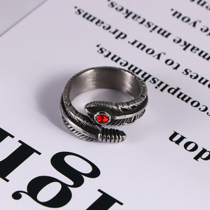 Anillo de Plumas Gótico Retro para Hombre, Acero de Titanio con Incrustaciones de Piedra Roja SA416, Joyería de Regalo - Product Image 2
