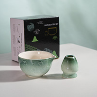Accessoires et outils de cérémonie pour le matcha, personnalisables avec logo, faits à la main, motif floral sur le bec, ensemble bol à matcha Chawan et support pour fouet.
