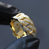 Huitan OEM haute qualité à la mode plein pavé zircon cubique torsion bande anneaux pour la mode fête Hip Hop Style plaqué or anneaux hommes