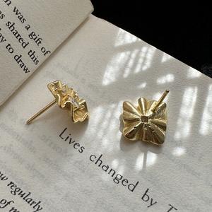 Boucles d'oreilles plissées françaises en argent pur S925, design floral vintage avec un tempérament luxueux et élégant, bijoux en diamant et en or - Product Image 5