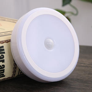 Luz nocturna inteligente con Sensor de cuerpo humano, redonda, 6 Led, alimentada por batería, luz blanca cálida para pasillo, baño, ancianos y niños - Product Image 4