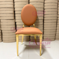 Chaise de salle à manger ovale en cuir marron avec dossier en acier inoxydable doré, moderne et luxueuse, personnalisable, pour hôtels, banquets et événements – Vente en gros