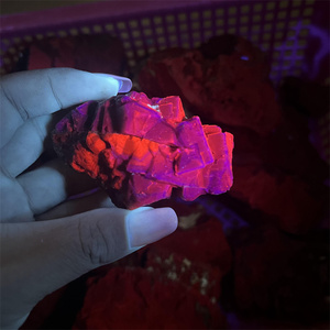 Vente flash : spécimen de fluorite du Pakistan, fluorite noire rose brute, cristal brut, fluorescence, minéral de fluorite pour la guérison, cadeau - Product Image 5