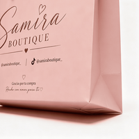 Sac cadeau en papier rose mat personnalisé avec poignée en ruban de soie et logo en lettres cursives en relief, sac de shopping pour boutique de vêtements