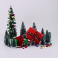SANWEI Mini Künstlicher Zedern-Weihnachtsbaum Umweltfreundliche Plastik-Tischdekoration Flaschenbürsten-Baum für Partys mit Glocke