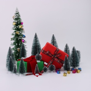 SANWEI Mini künstliche Zeder Weihnachts baum Kunststoff umwelt freundliche Tischplatte Dekor Flasche Pinsel Baum für Party mit Glocke - Product Image 3