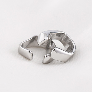 Pendientes geométricos con clip, acero de titanio, diseño irregular, joyería de moda unisex - Product Image 3