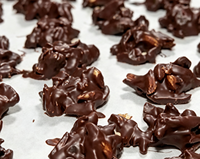 Ligne de production de machines à déposer des grappes de noix enrobées de chocolat YUCHO EuropeTechnology pour usage en boulangerie