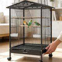 Cage à oiseaux classique spacieuse en métal noir à toit ouvert avec roues, cadre en acier inoxydable, perchoirs en bois, mangeoires latérales et plateau extractible pour