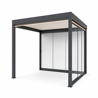 Pergola motorisée à lames orientables en aluminium RKOVE avec murs coulissants en verre pour restaurant urbain sur toit, repas en plein air au Canada