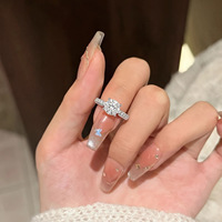 Bague en moissanite plaquée rhodium en laiton haut de gamme 1 carat pour femme – Tendance, luxe léger, élégante et raffinée