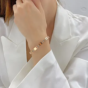 Vente en gros de bijoux en acier inoxydable simples et tendances personnalisés Bracelet en zircone de haute qualité plaqué or pour femmes