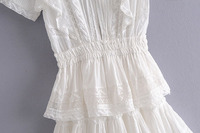 Joydressing – Robe mini en coton blanc brodé, col carré, jupe à volants étagés – Prix usine – Vente en gros