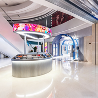 Vitrine de magasin de cosmétiques au look résolument futuriste, dotée d'étagères en bois et de tiroirs aux lignes épurées