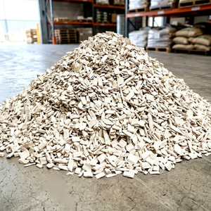Piles de copeaux de bois d'acacia blanc naturel dans l'entrepôt - Product Image 1