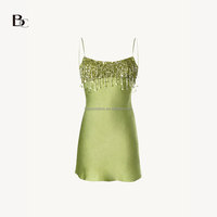 Usine de vêtements personnalisés de haute qualité Mini robe ajustée en satin perlé à la main avec bretelles fines en Chartreuse pour femmes