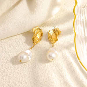 Boucles d'oreilles pendantes géométriques en perles baroques, plaqué or 18 carats, acier inoxydable, texture irrégulière, pour soirée et mode - Product Image 3