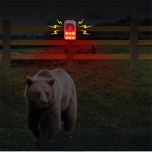Luz de Advertencia Solar Intermitente 2024, Repelente de Perros y Animales, Sensor de Movimiento Ultrasónico, Distancia de Detección de 5-8 m, Clasificación IP55 - Product Image 1