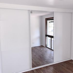 Tủ quần áo trượt hiện đại thiết kế riêng màu trắng, nội thất phòng ngủ gia đình có gương - Product Image 5