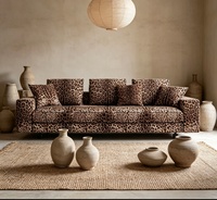 Canapé de luxe minimaliste avec tissu imprimé léopard moelleux et assise extra-large pour un salon élégant