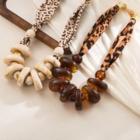 Collier en résine bohème pour femmes, imprimé léopard, écharpe en soie, collier réglable fait à la main, bijoux tendance pour les fêtes