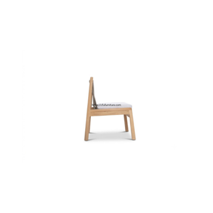 La silla de comedor Devora presenta una combinación de madera de teca resistente y tejido de cuerda, con un diseño elegante que ofrece un asiento con estilo. - Product Image 1
