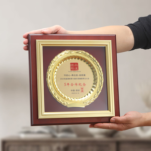 Tùy chỉnh thân thiện vớ<span class=keywords><strong>i</strong></span> mô<span class=keywords><strong>i</strong></span> Vàng tấm tròn Màu đỏ gỗ Kẽm hợp kim Laser khắc giấy chứng nhận mảng bám vớ<span class=keywords><strong>i</strong></span> in UV - Product Image 2