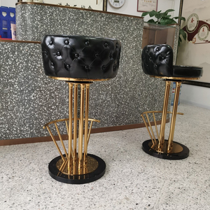 Muebles <span class=keywords><strong>de</strong></span> <span class=keywords><strong>Cocina</strong></span> Modernos, Sencillos y Elegantes <span class=keywords><strong>de</strong></span> Cuero Negro y Acero Inoxidable Dorado con Sillas <span class=keywords><strong>de</strong></span> Bar Giratorias - Product Image 3