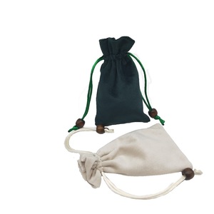 Bolsa de terciopelo con cordón para guardar joyas, tamaño pequeño, con cuentas de madera, logotipo personalizado disponible - Product Image 5